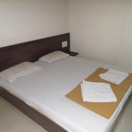 Hotel Cosmo Lodging Bhiwandi Room photo