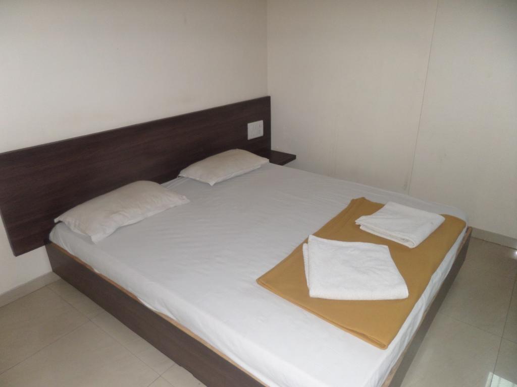 Hotel Cosmo Lodging Bhiwandi Room photo