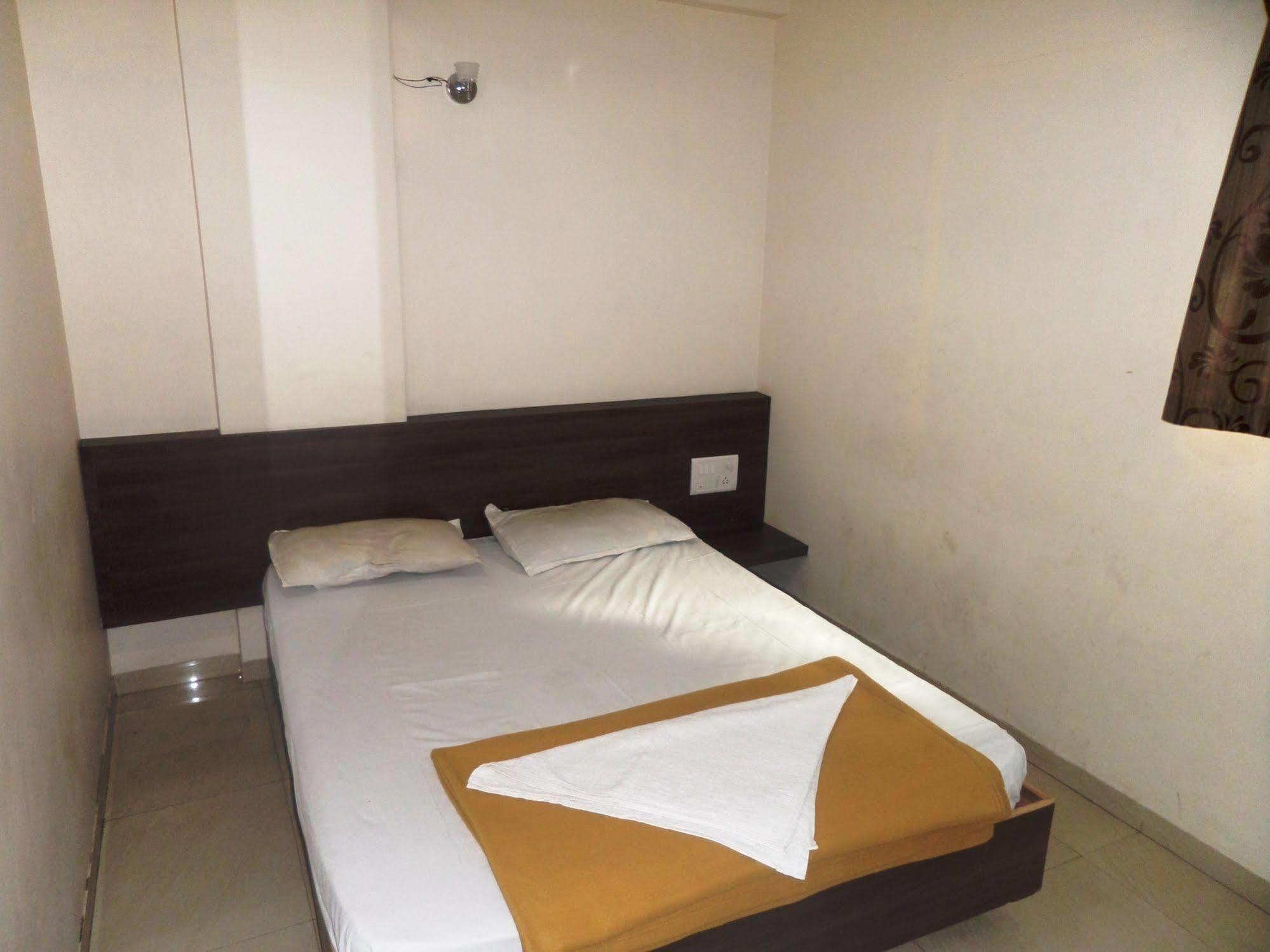 Hotel Cosmo Lodging Bhiwandi Exterior photo