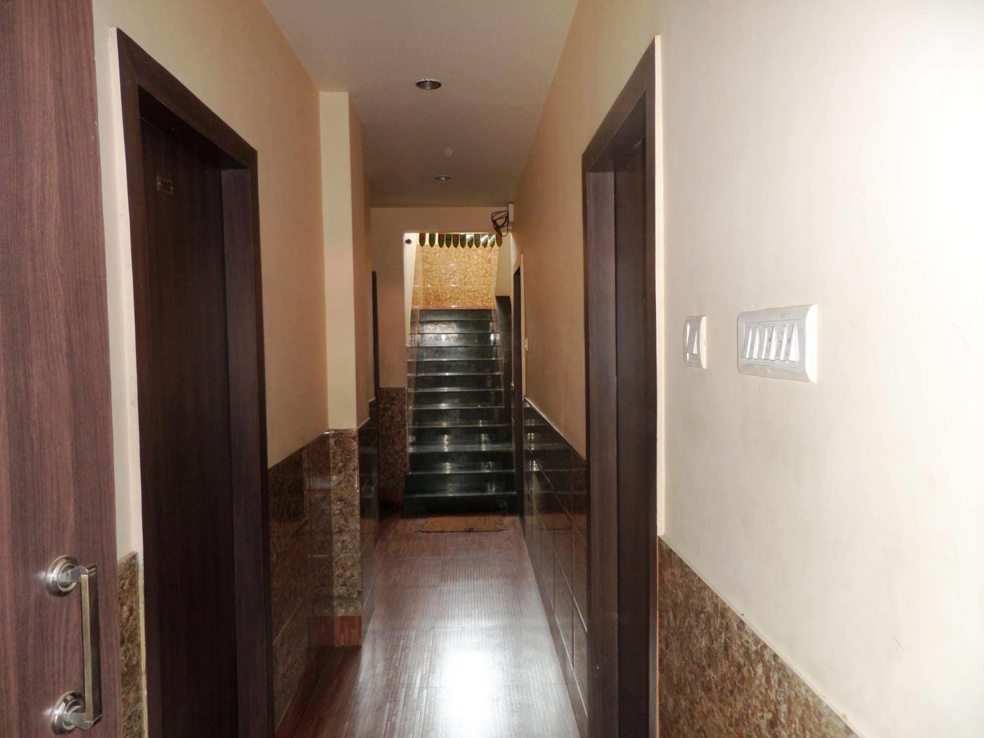 Hotel Cosmo Lodging Bhiwandi Exterior photo